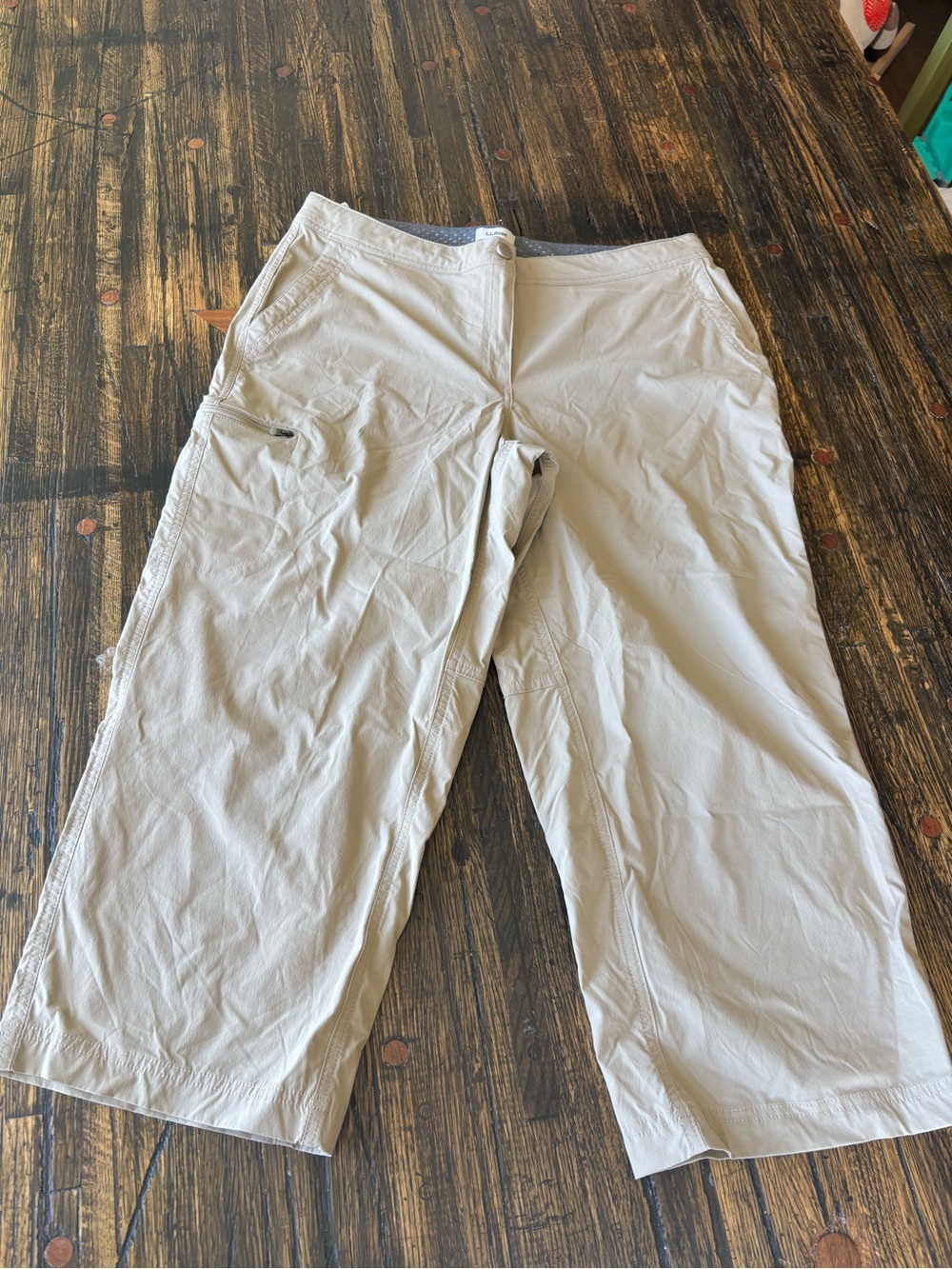 L.L. Bean womenโs Light Beige Cargo capris